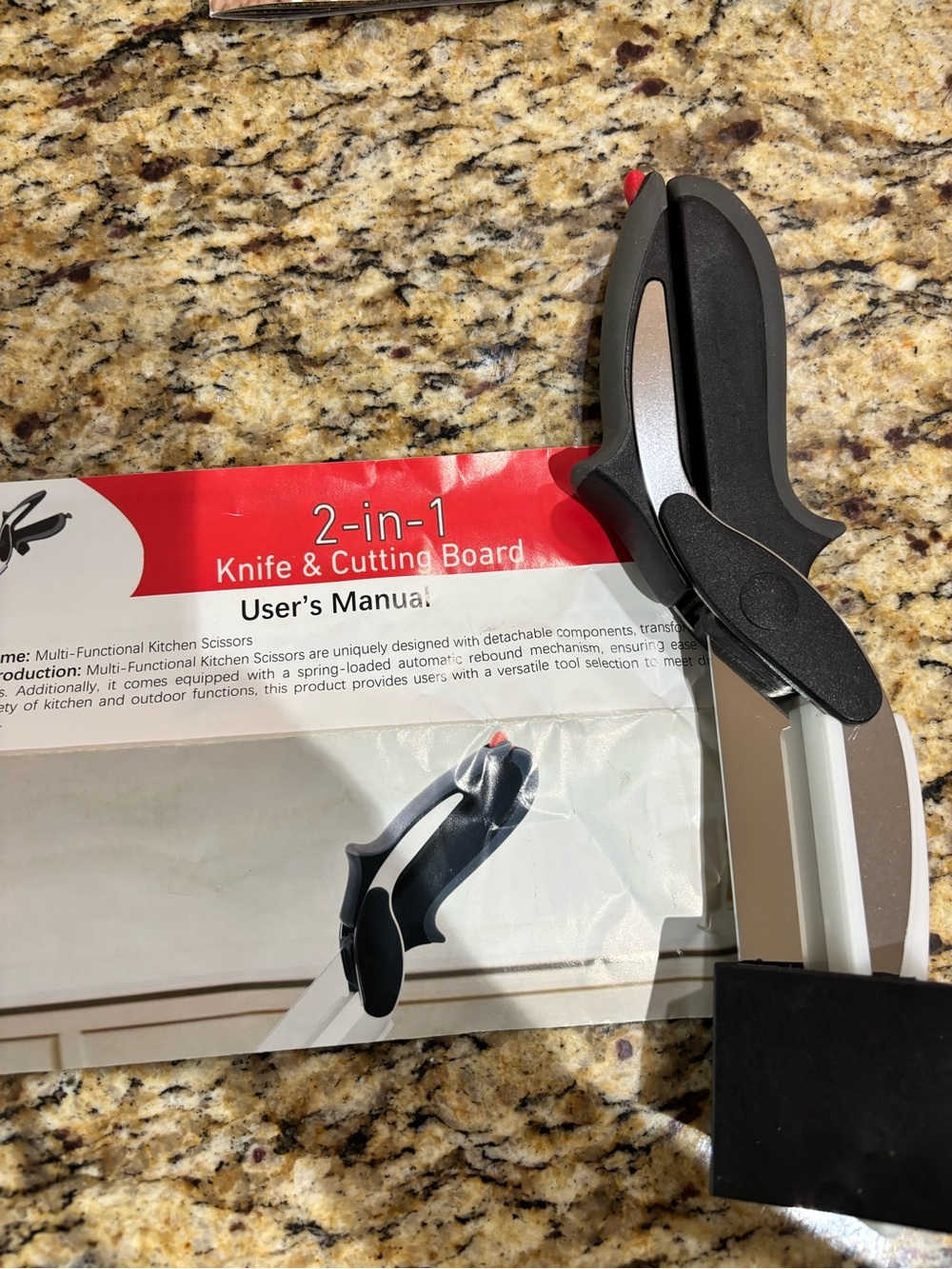 2-in-1 Kitchen Shears with Integrated Cutting Board - Black